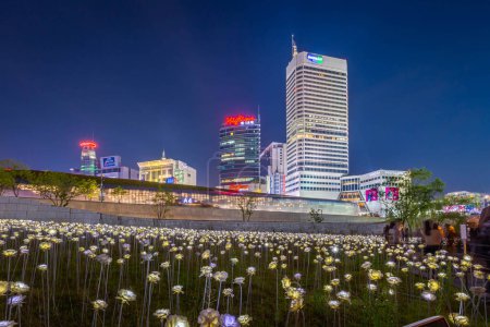 Stadtbild von Seoul bei Nacht und Wolkenkratzer in Dongdaemun, Seoul, Südkorea.