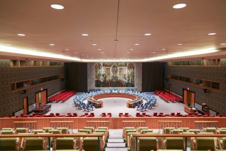 Téléchargez les photos : NEW YORK, États-Unis - 21 JUIN 2013 - Salle du Conseil de sécurité des Nations Unies dont le siège est à New York, dans un complexe conçu par l'architecte Niemeyer ouvert au public. - en image libre de droit