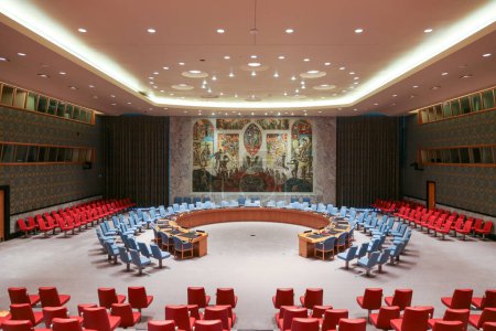 Téléchargez les photos : NEW YORK, États-Unis - 21 JUIN 2013 - Salle du Conseil de sécurité des Nations Unies dont le siège est à New York, dans un complexe conçu par l'architecte Niemeyer ouvert au public. - en image libre de droit