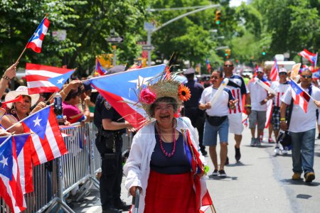 Foto de NUEVA YORK - 09 DE JUNIO: Ambiente en el Desfile Nacional Puertorriqueño en las calles de Manhattan el 09 de junio de 2013 en la ciudad de Nueva York - Imagen libre de derechos