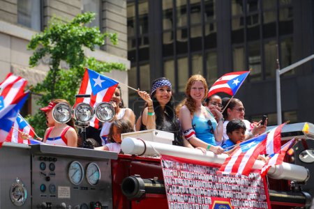 Foto de NUEVA YORK - 09 DE JUNIO: Ambiente en el Desfile Nacional Puertorriqueño en las calles de Manhattan el 09 de junio de 2013 en la ciudad de Nueva York - Imagen libre de derechos
