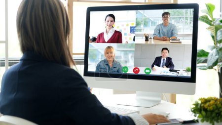 Vidéo-conférence virtuelle, Équipe d'affaires asiatiques faisant des appels vidéo par le web, Réunion de télécommunications en ligne de l'équipe du Groupe d'Asie par ordinateur, Travail d'équipe de planification de remue-méninges