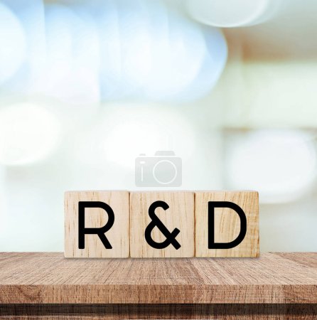 Forschung und Entwicklung, R & D-Wort auf Holzklötzen über verschwommenem Hintergrund, Banner für Geschäfts- und Technologiekonzept 