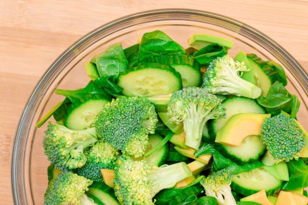 Frischer grüner Salat aus Avocado, Brokkoli, Spinat und Gurke zur Entgiftung des Körpers. Veganer Salat. Vegetarische Kultur. Rohkost. Gesunde Ernährung und pflanzliche Ernährung
