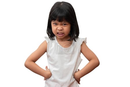 Téléchargez les photos : Portrait de la petite fille asiatique en colère et triste sur fond blanc isolé, L'émotion d'un enfant quand la colère et la folie, expression émotion grincheuse. Concept de contrôle émotionnel enfant - en image libre de droit