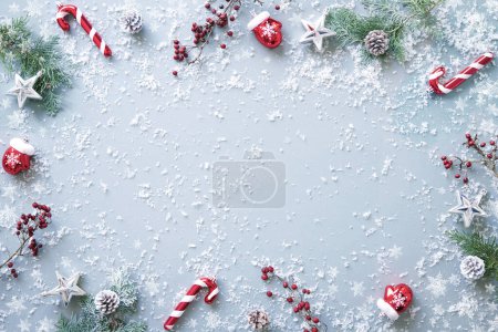 Foto de Ramas de abeto de invierno, bayas y decoraciones sobre fondo nevado. Navidad y Año Nuevo concepto. Vista superior - Imagen libre de derechos
