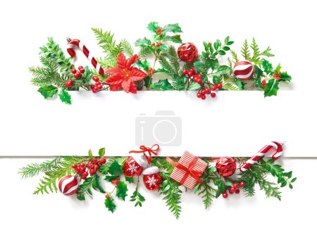 Foto de Ramas de árbol de Navidad y decoraciones con tarjeta en blanco y espacio para el texto. Concepto de Navidad y Año Nuevo aislado sobre fondo blanco - Imagen libre de derechos