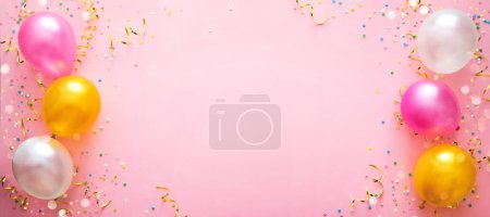 Téléchargez les photos : Fond de fête avec ballons colorés, banderoles et confettis - en image libre de droit