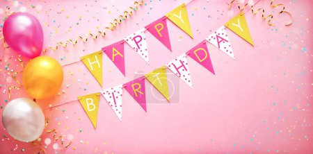 Foto de Fondo de la fiesta con banderas de cumpleaños feliz y globos de colores y confeti, vista superior con espacio para copiar - Imagen libre de derechos