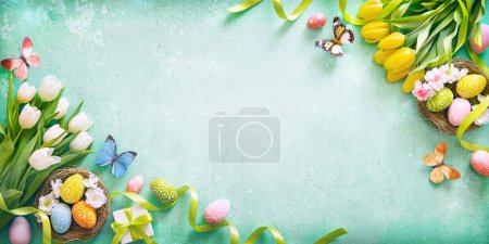 Téléchargez les photos : Fond de Pâques. Tulipes printanières colorées aux papillons et œufs peints sur carton vintage - en image libre de droit