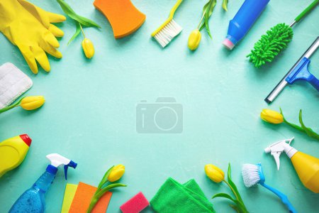 Téléchargez les photos : Composition à plat avec des fournitures de nettoyage, des outils et des fleurs de printemps sur fond coloré. Vue supérieure avec espace de copie - en image libre de droit