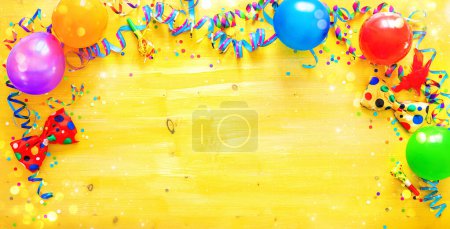 Foto de Fondo colorido del cumpleaños o del carnaval con los artículos del partido. Concepto de fiesta - Imagen libre de derechos