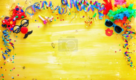 Foto de Fondo colorido del cumpleaños o del carnaval con los artículos del partido. Concepto de fiesta - Imagen libre de derechos