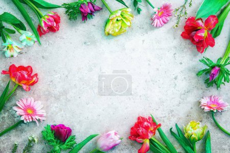 Téléchargez les photos : Cadre de fleurs printanières colorées. Vue supérieure avec espace de copie - en image libre de droit