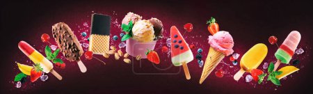 Foto de Colección de varios deliciosos helados. Hielo dulce, conos con diferentes coberturas, fruta, chocolate y helado de vainilla sobre fondo azul del cielo - Imagen libre de derechos