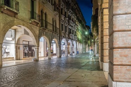 Photo pour TREVISO, ITALIE - 28 mai 2023 : Paysage urbain avec veilleuse rue Calmaggiore, tourné en veilleuse dans le centre-ville le 28 mai 2023 à Trévise, Italie - image libre de droit