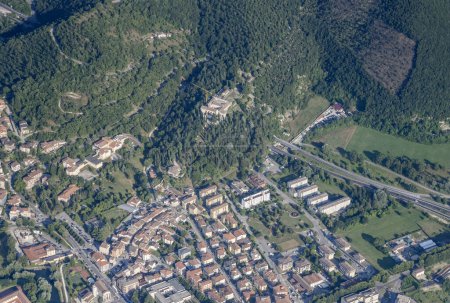 Foto de Paisaje urbano aéreo, desde un avión planeador, con el monasterio de Sant Antonio al Monte en el sur borroughs de Rieti, disparado desde el noroeste en la luz brillante del verano, Apeninos, Lacio, Italia - Imagen libre de derechos
