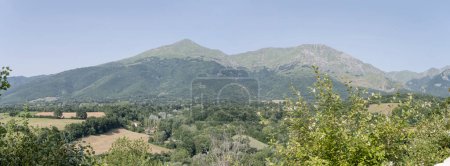 Foto de Paisaje con laderas verdes y bosques en la cordillera de Gorzano, tiro en la luz brillante del verano de Amatrice, Apeninos, Rieti, Lazio, Italia - Imagen libre de derechos