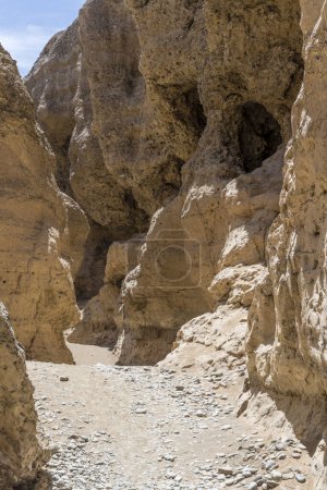 Foto de Paisaje con acantilados de piedra arenisca empinada perforada en el estrecho cañón de Serisem, disparado en brillante luz de finales de primavera en el desierto de Naukluft, Namibia, África - Imagen libre de derechos