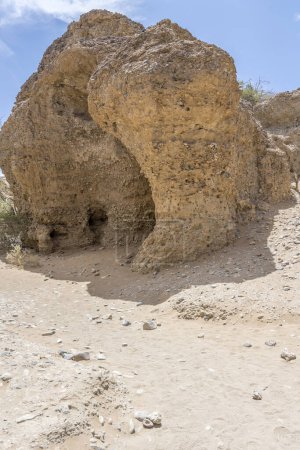 Foto de Paisaje con piedra arenisca desgastada roca en arena lecho de río seco en el estrecho cañón de Serisem, disparado en la luz brillante de finales de primavera en el desierto de Naukluft, Namibia, África - Imagen libre de derechos