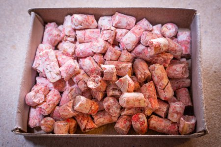 Téléchargez les photos : Granules rose vif d'une substance toxique dans une boîte d'allumettes gros plan, vue du dessus - en image libre de droit