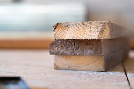Foto de Primer plano de una tabla de madera afectada por un hongo en el punto de corte. Molde en materiales de madera en corte de sierra - Imagen libre de derechos