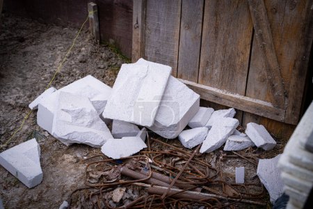 Photo for Chipped pieces of aerated concrete bricks on the floor, building debris. Trimmings after cutting aerated concrete - Royalty Free Image