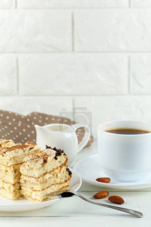 Foto de Tiramisú, café con leche. Dulce deliciosa comida. Postre tiramisú clásico con taza de café y leche - Imagen libre de derechos