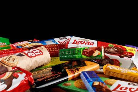 Téléchargez les photos : LVIV, UKRAINE - 26 novembre 2022 : Bonbons Roshen. Roshen Confectionery Corporation, une confiserie ukrainienne - en image libre de droit
