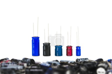 Foto de Filas de condensadores electrolíticos o electrolíticos sobre fondo blanco, concepto de piezas electrónicas. - Imagen libre de derechos