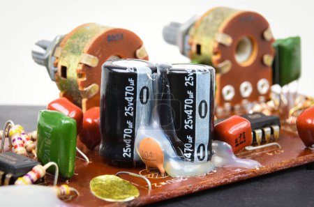Foto de Filas de condensadores electrolíticos o electrolíticos en placa de circuito electrónico, concepto de piezas electrónicas. - Imagen libre de derechos