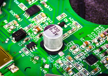 Foto de Condensadores electrolíticos o electrolíticos de aluminio en placa de circuito electrónico, concepto de piezas electrónicas. - Imagen libre de derechos