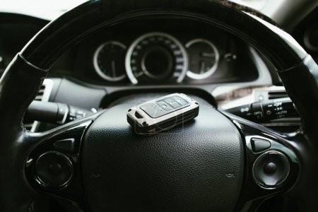 Téléchargez les photos : Volant de voiture avec télécommande sans clé dans la voiture, Concept automobile. - en image libre de droit