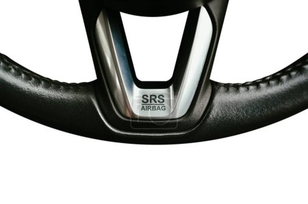 Foto de SRS Supplemental Restraint System símbolo de airbag en el volante de cuero de un coche, primer plano de la bandera de airbag SRS con color plateado sobre fondo blanco, concepto de piezas automotrices - Imagen libre de derechos