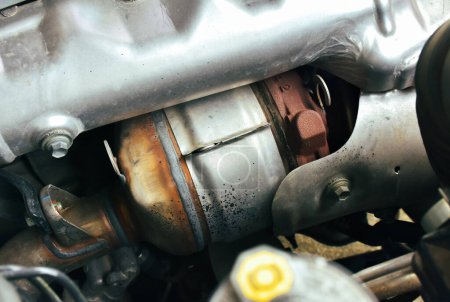 Foto de Convertidor catalítico en el motor diesel en un coche, cerrar un coche catalizador para la filtración de monóxido de carbono, Concepto de piezas automotrices - Imagen libre de derechos