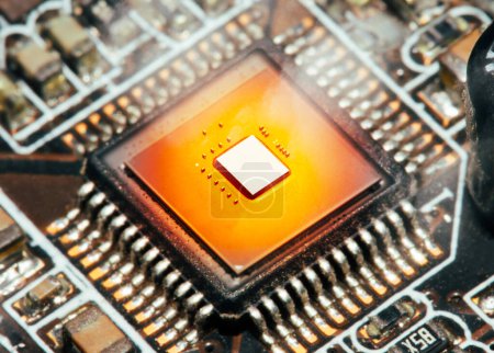 El chipset de unidad de procesador de computadora de la CPU se sobrecalienta y quema en el zócalo de la placa base de la computadora