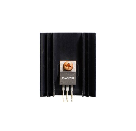 Foto de Transistor en disipador de calor de amplificador electrónico sobre fondo blanco, concepto de piezas electrónicas - Imagen libre de derechos