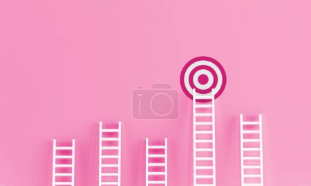 Téléchargez les photos : Pink Ladder réalisation sur fond de studio mural rose. aspirations, incitation, progrès concept de femme d'affaires avec des espaces de copie pour le texte. Rendu 3d. - en image libre de droit