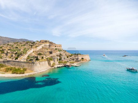 Foto de Vista de cerca por dron de la isla Spinalonga en Creta, Grecia. - Imagen libre de derechos