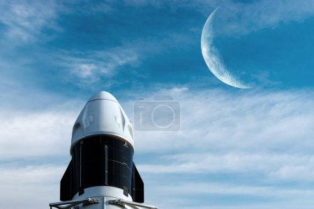 Téléchargez les photos : Lancement d'un engin spatial cargo sur fond de ciel avec Moon. Éléments de cette image fournis par la NASA. - en image libre de droit