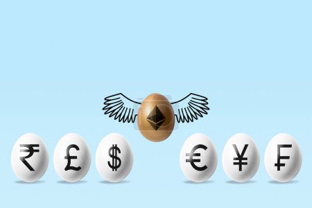 Minimales Investitionskonzept. Goldenes Ei mit Ätherzeichen über weißen Eiern mit Währungszeichen auf blauem Hintergrund.