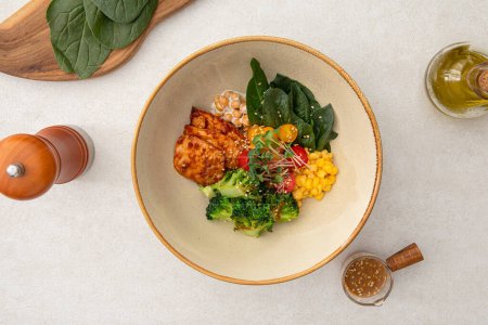 Téléchargez les photos : Portion de bol de poulet poke avec des légumes et du maïs - en image libre de droit