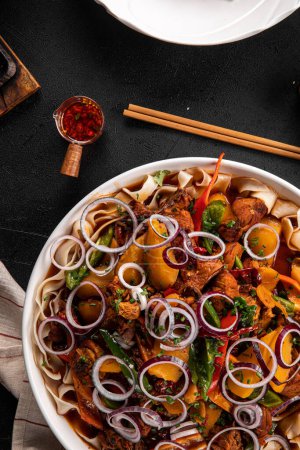 Téléchargez les photos : Portion de plat chinois de dapanji avec poulet cuit - en image libre de droit