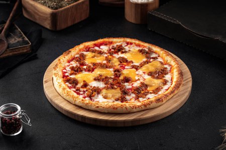 Foto de Porción de pizza con queso cheddar y carne picada - Imagen libre de derechos