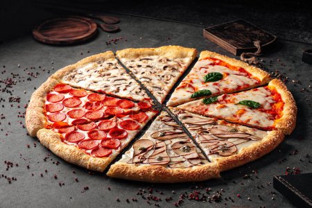 Foto de Vista lateral de una gran variedad de pizza con variedad de ingredientes - Imagen libre de derechos
