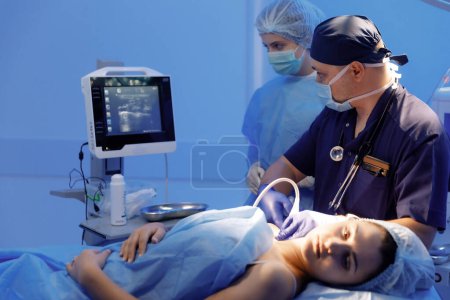 Téléchargez les photos : Une prise de vue rapprochée d'un chirurgien masculin avec des lunettes sculptant une forme sur la paupière des patients avec un marqueur noir. - en image libre de droit