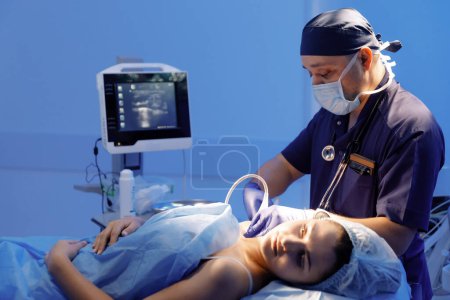 Téléchargez les photos : A surgeon is using a marker to mark something out on a patients eyelid. - en image libre de droit