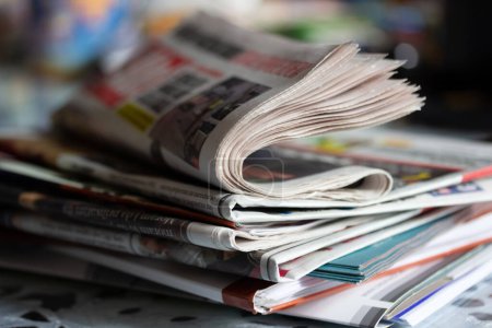 Téléchargez les photos : Daily newspapers on a table - en image libre de droit