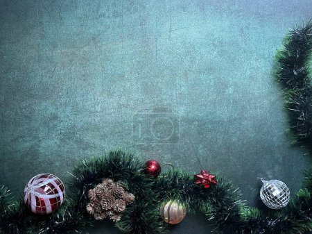 Foto de Árbol de Navidad con juguetes y regalos sobre un fondo verde - Imagen libre de derechos