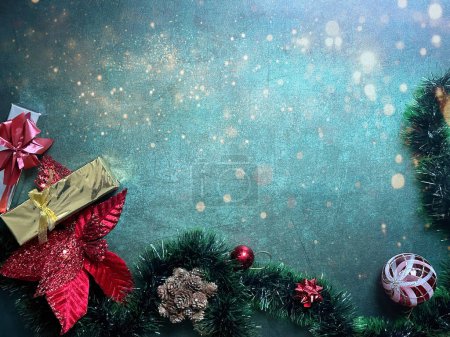 Weihnachtsbaum auf grünem Hintergrund mit Platz für Ihren Text. Weihnachts- und Neujahrskomposition mit Dekorationen, Tannenzweigen und Funkeln